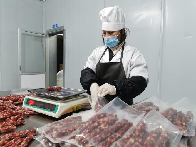 图为12月7日,贵州莞铜农业科技生产车间工人正在包装产品.