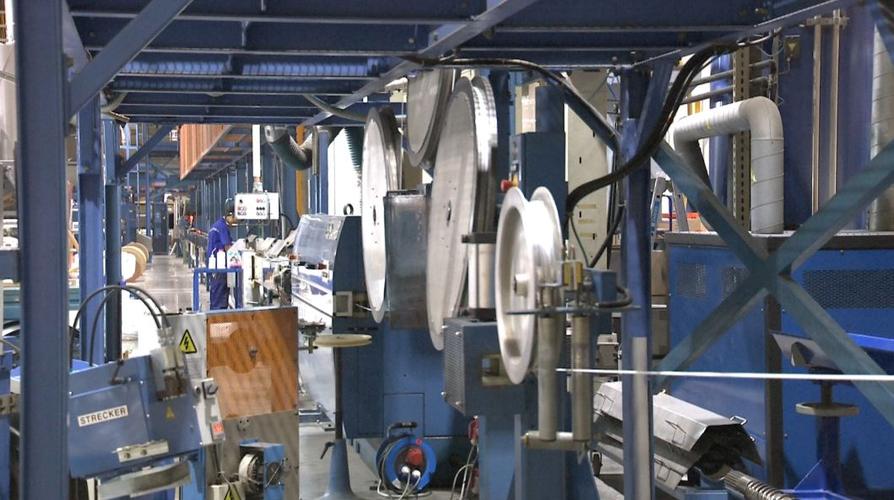 莱尼电气常州工厂引进德国技术开发的这种大芯径光纤装配线,打破了
